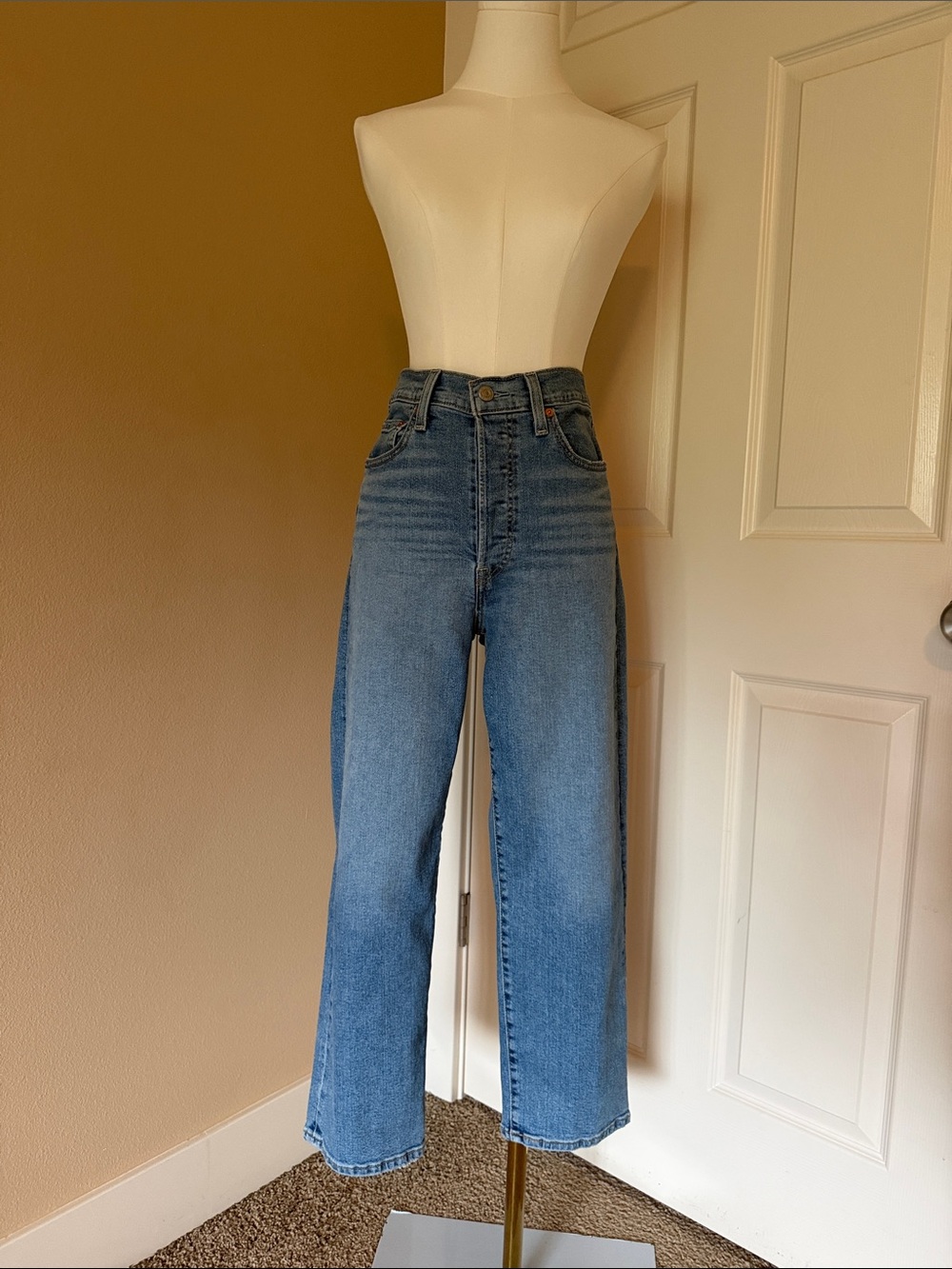 Levi’s Ribcage Straight Ankle Women’s Jeans in Medium Blue
